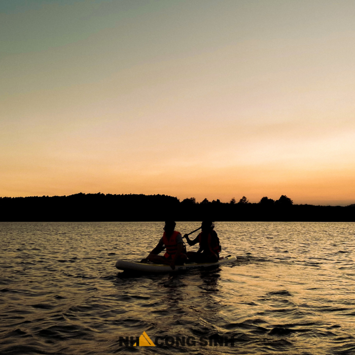 Tìm dấu vết theo những bước chân trên bùn